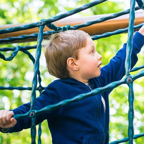 Enfants jouant dans une aire de jeux AJ3M