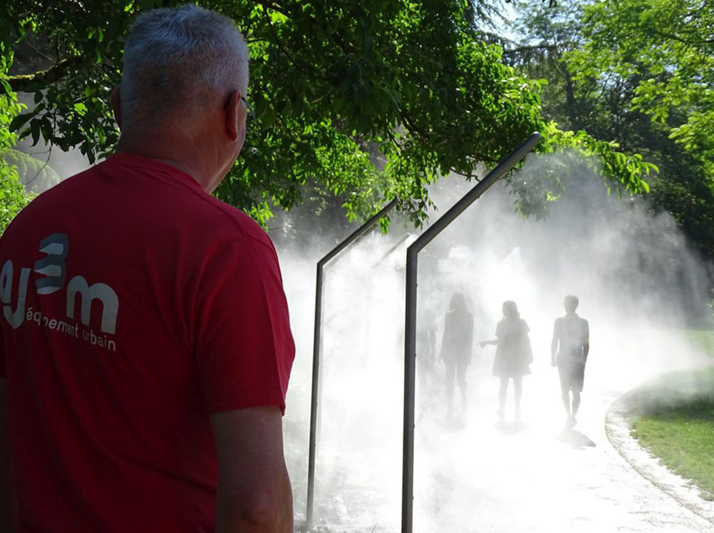 Dijon métropole 21 - brumisateur dans les parcs urbains aj3m 2022 - mât aj3m