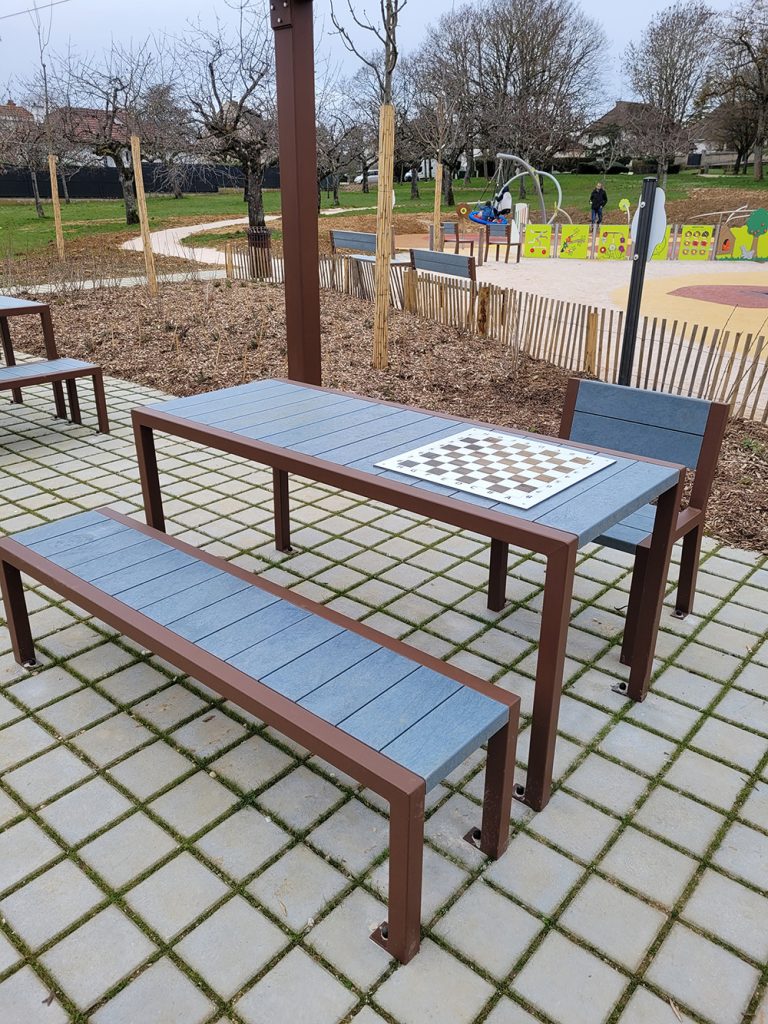 21 Talant Square des ceriseraies - Mobilier recycle - aj3m - 2024 - Table avec plateau de jeux