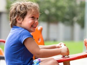 Enfant jouant aire de jeux exterieur